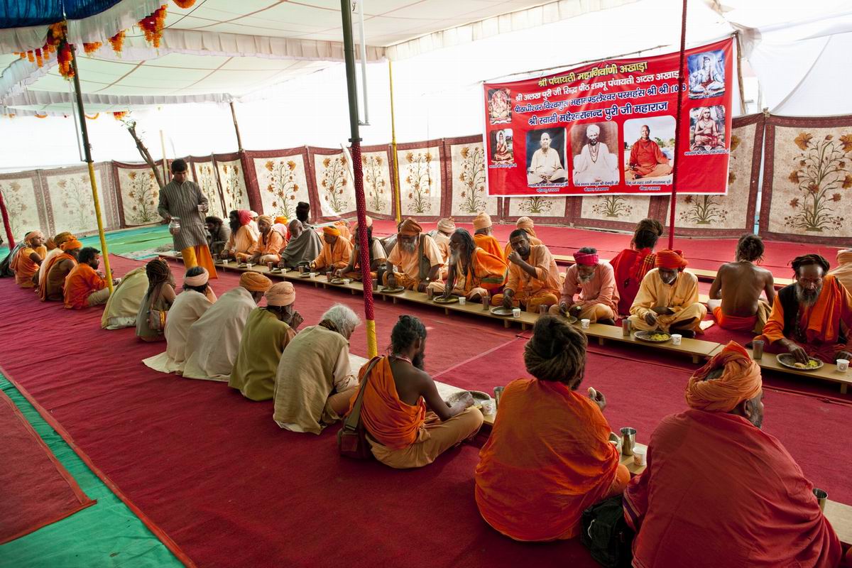 sadhus_at_camp