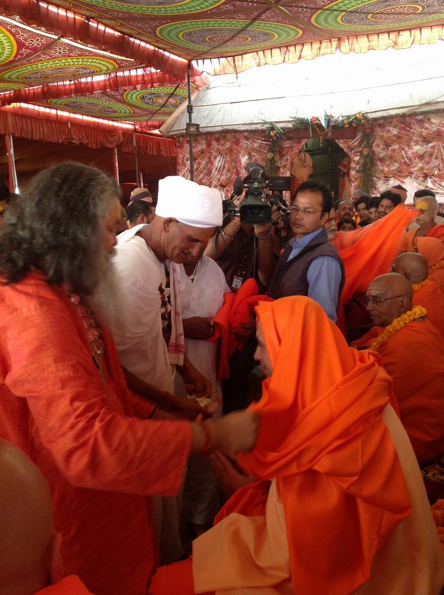 14 Auspicious day for two new Mahamandelshwars, H.H Swamiji and Tulsa Ramji offer them shawls as we all wish them well for their future succes