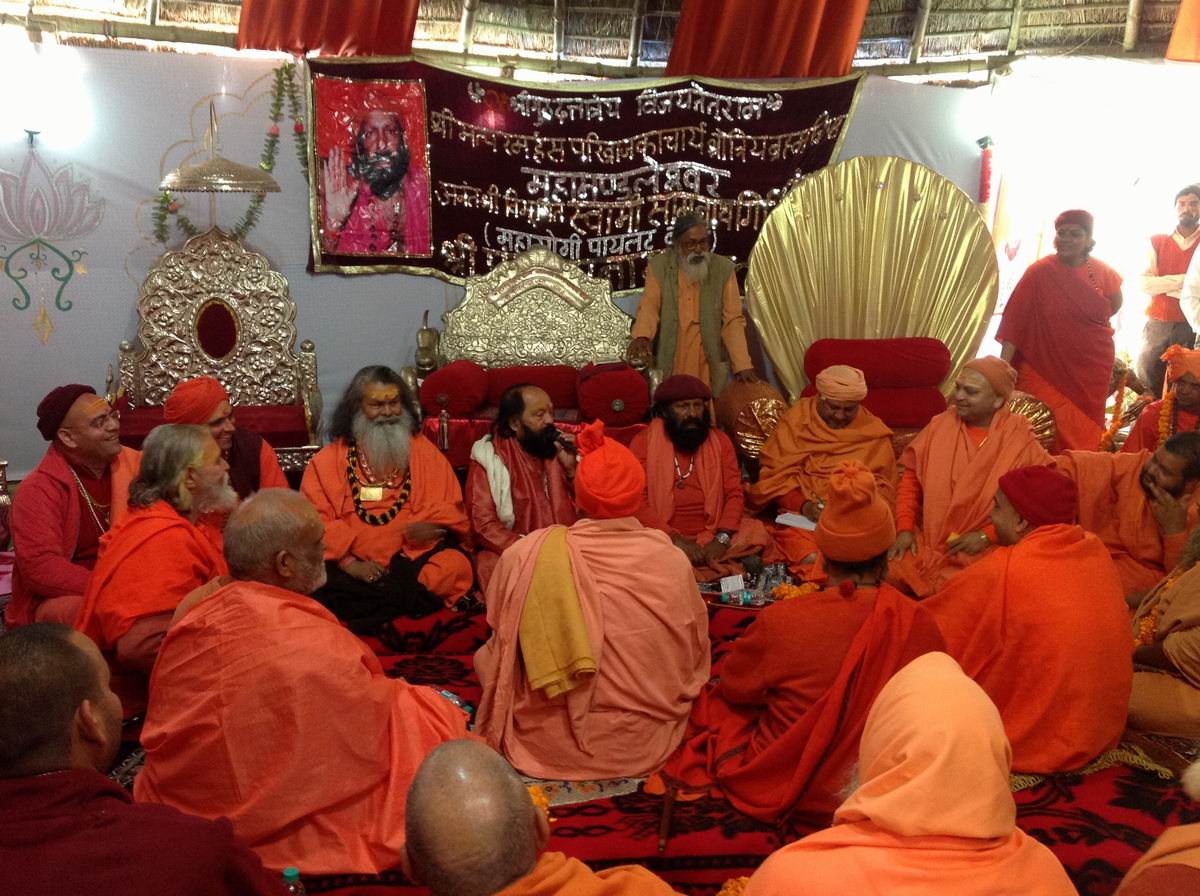 6 Mahamandelshwars from all Acharayas meet to share their vision of a global community.