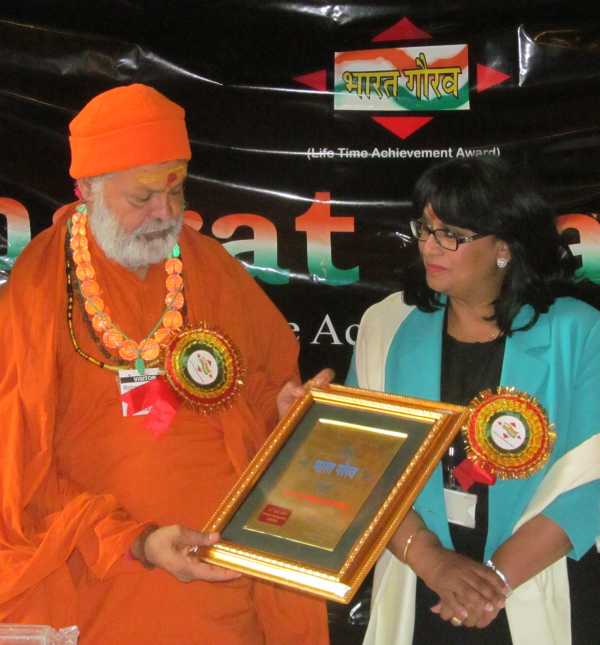 H.H. Swami Maheshwarananda received Bharat Gaurav Award