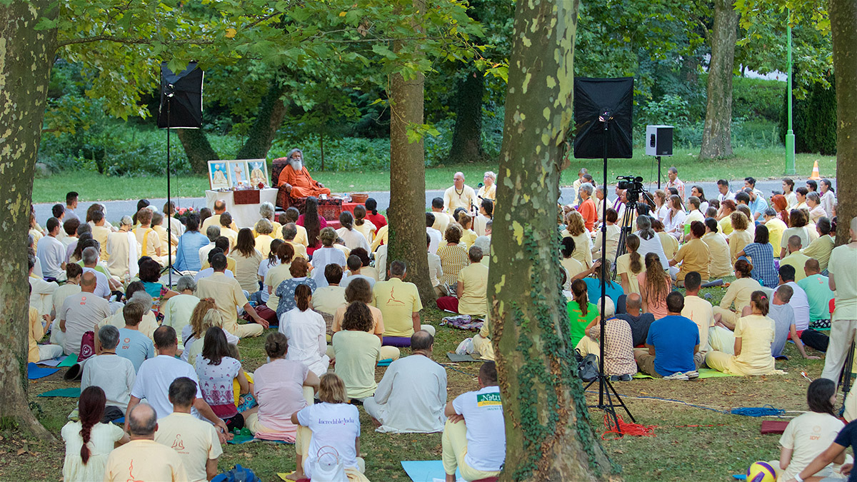 Five weeks of Summer Retreats with Vishwaguruji in Vép and Strilky