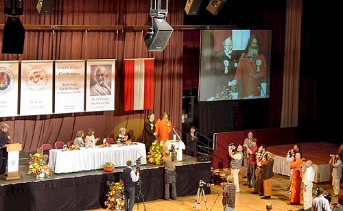 Swamiji is giving a candle to Rabbi Awaraham Soetendorp from Netherland