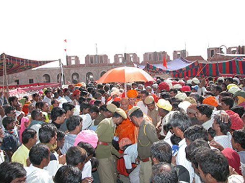 A mass of people rushed to greet and honour Swamiji as the successor