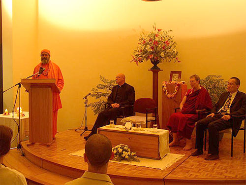 Mahamandaleshwar Paramhans Swami Maheshwarananda speaks at the Interfaith Meeting