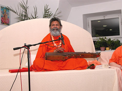 Swamiji was presented with a 200 year old Croatian musical instrument named Citra, which quite a bit resembles the Indian Sitar