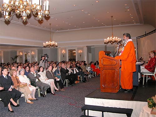 Mahamandaleshwar Paramhans Swami Maheshwaranandaji adressing the audience