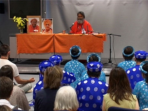 Swamiji guides the Self-Inquiry meditation for visitors