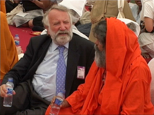 Swamiji and Rabbi Soetendorp at the Sikh langar