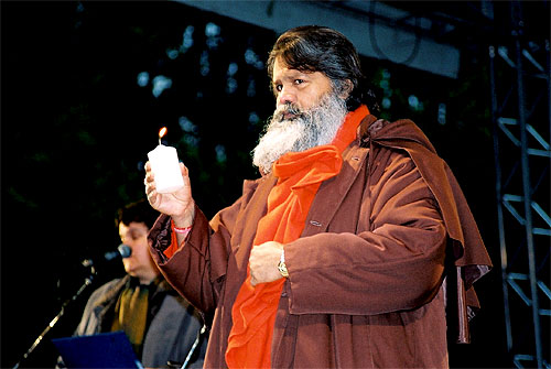 His Holiness Mahamandaleshwar Paramhans Swami Maheshwarananda lit the first candle for peace, from which the flame was distributed among all other participants