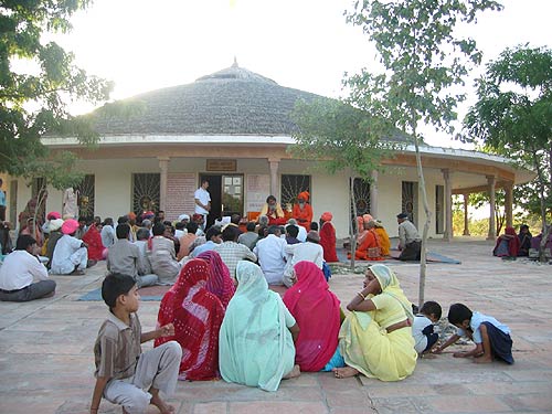 Visitors during darshan time, November 19