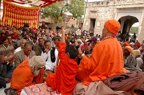 Satsang in Hari Vasani, in house of Sri Mahaprabhuji\'s birth (photo: Swami Chidanand)