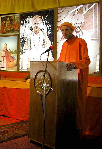 Swami Yogesh Puriji spoke about the need for chemical-free farming and the benefits of organic farming