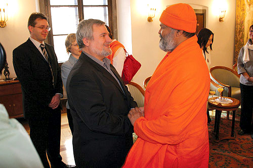 His Holiness Mahamandaleshwar Paramhans Swami Maheshwarananda with the Deputy Mayor of Ljubljana, Mr. Pavlica