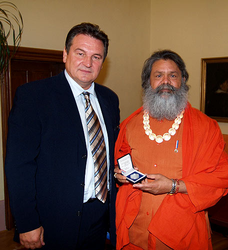 His Holiness Swamiji with the Governor of Varazdin County, Mr. Radimir Cacic