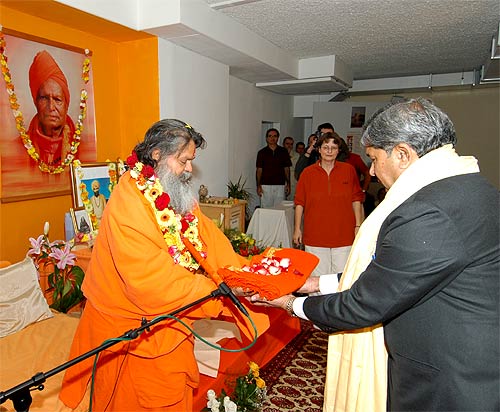 His Holiness Swamiji offered Holy Guruji's orange and gold shawl, as a vivid symbol of Guruji's presence in this ashram