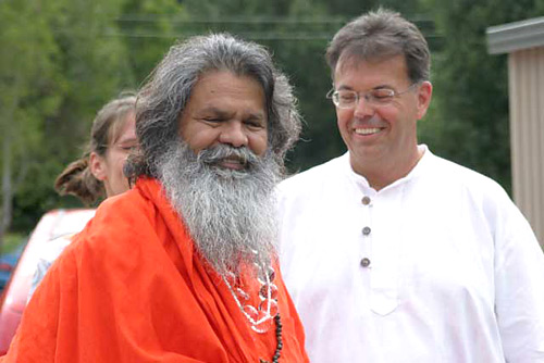 His Holiness Swamiji arrives at the Sitaram Vedic Centre