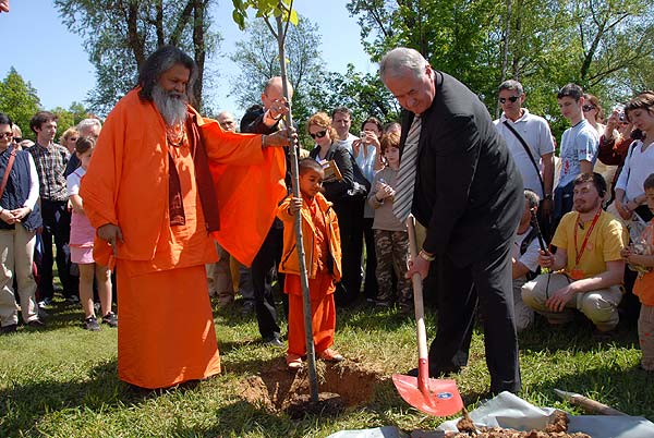 Planting of a peace tree with the Mayor Alojzij Muhic