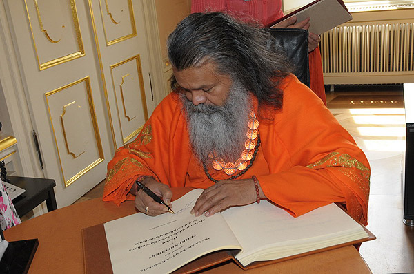 His Holiness Swamiji honoured by the Governor of the Federal Province Salzburg, and the Mayor of the City of Salzburg, Austria